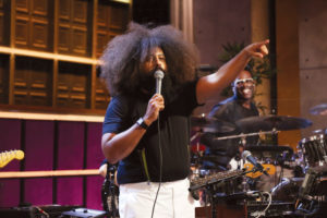 reggie-watts-mic-pointing