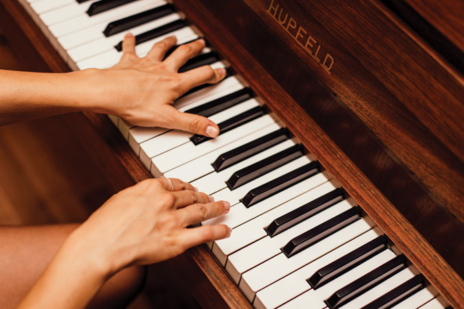 hands playing piano